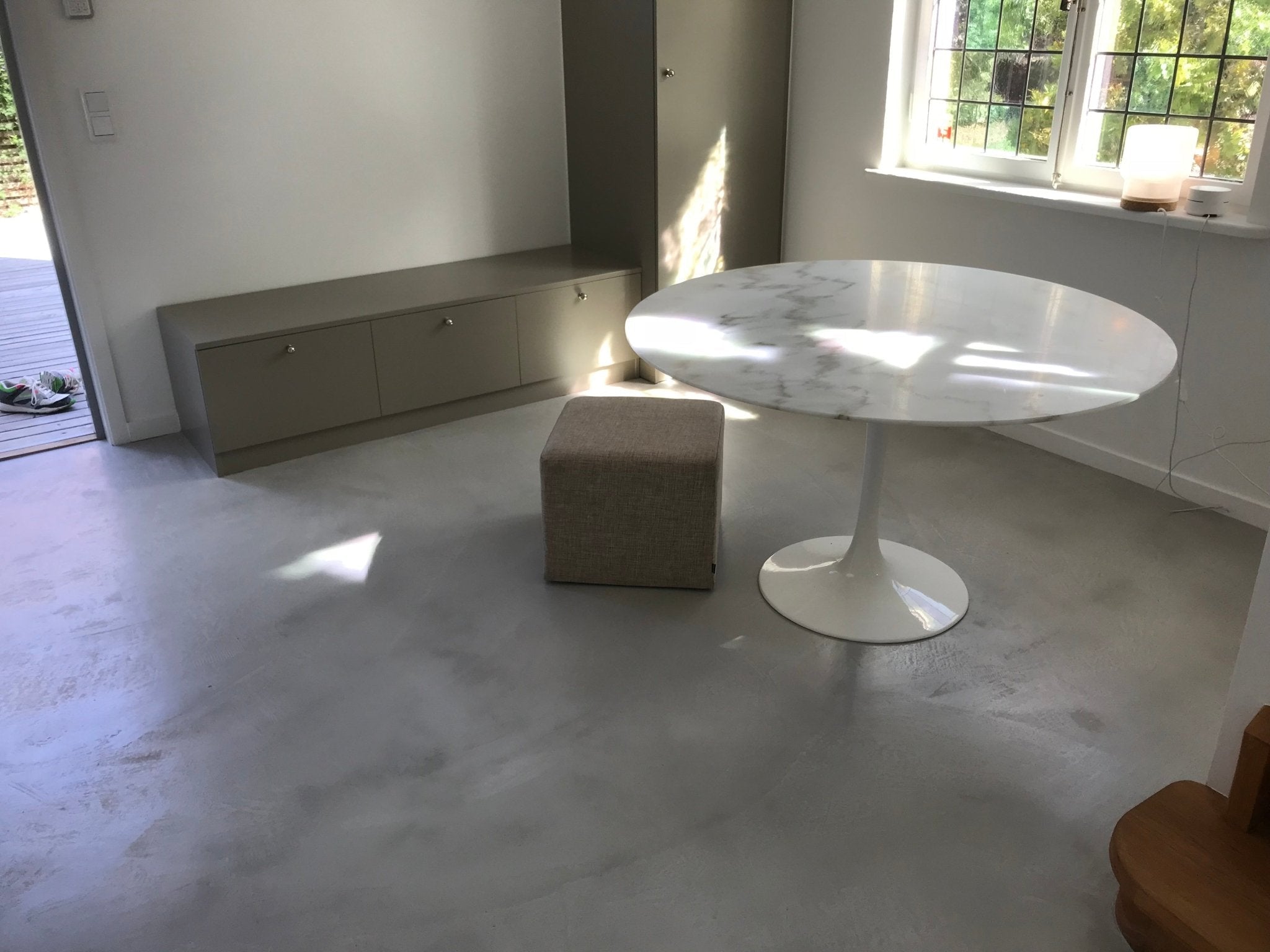 Plastmatta vs microcement i kök – vilket är bäst? - Design By Cement Sweden AB
