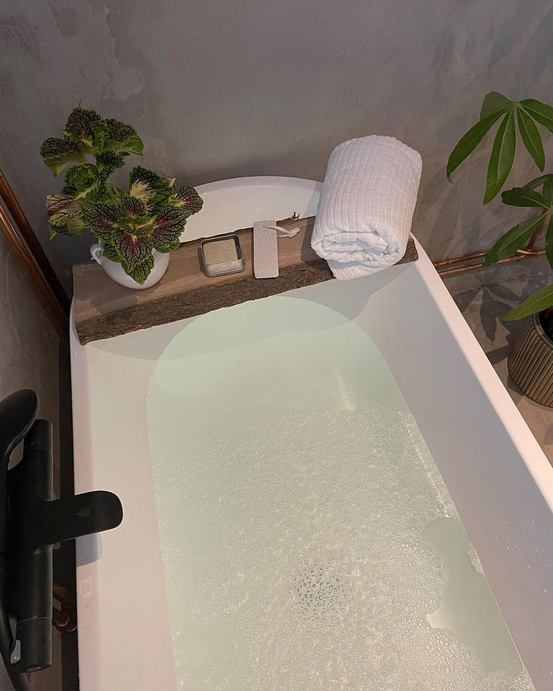 Badrum i Ljusgrå microcement – badkar, bubbelbad, detalj