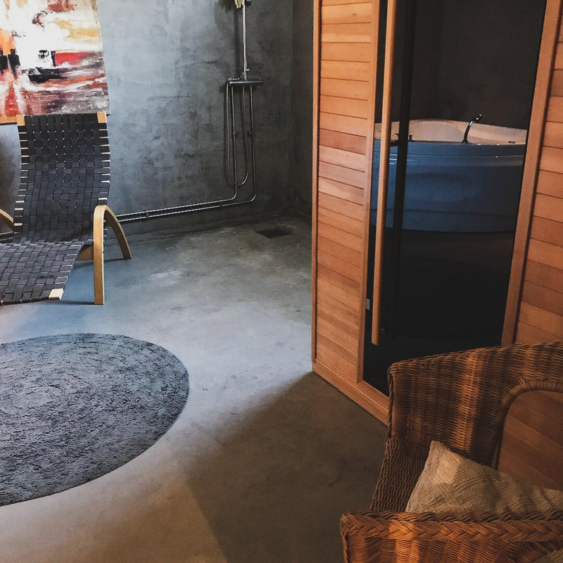 Badrum i Betonggrå microcement – spa, bastu, dusch, fåtölj
