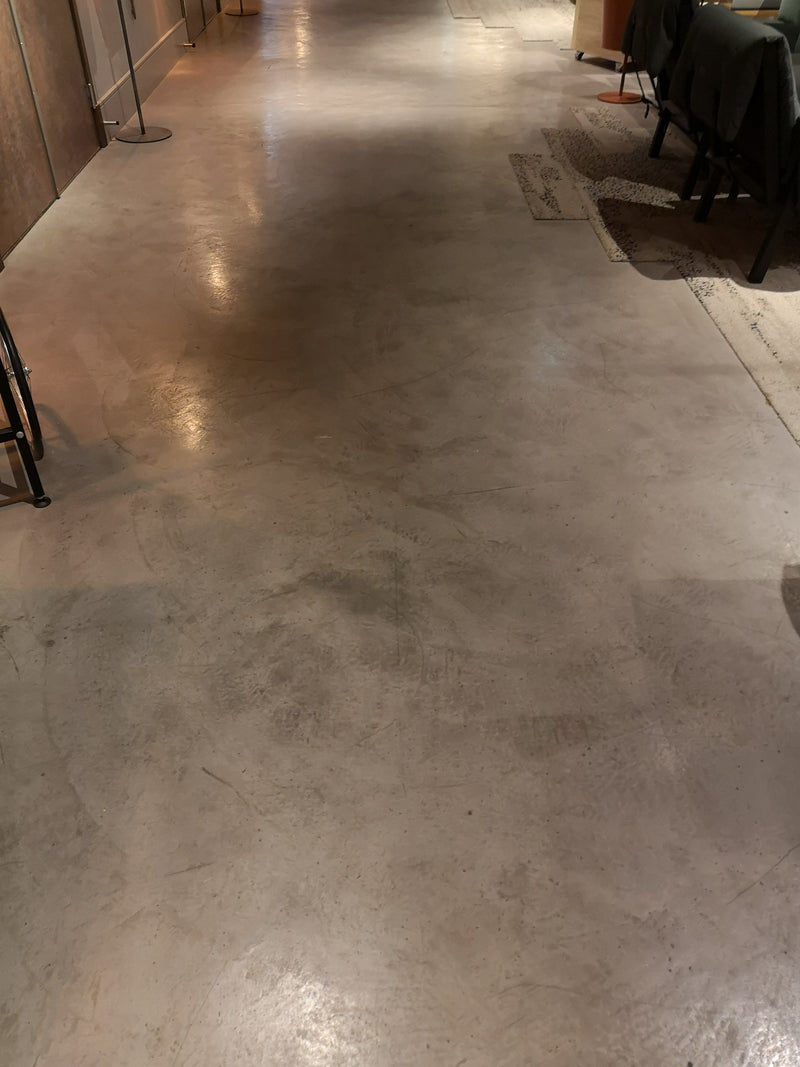 Golv i Betonggrå microcement – hotellkorridor, blankt