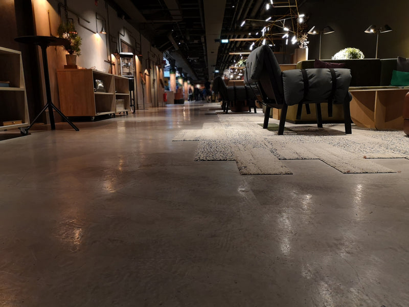 Golv i Gråbeige microcement – hotellobby, korridor, mattor