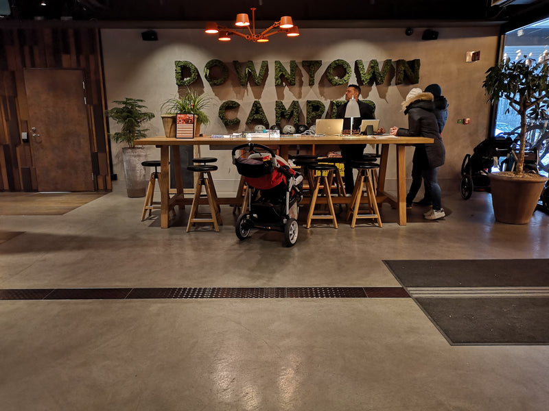 Golv i Gråbeige microcement – hotellobby, disk, skylt