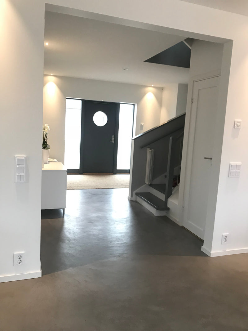 Golv i Svart microcement – hall, dörrspegel