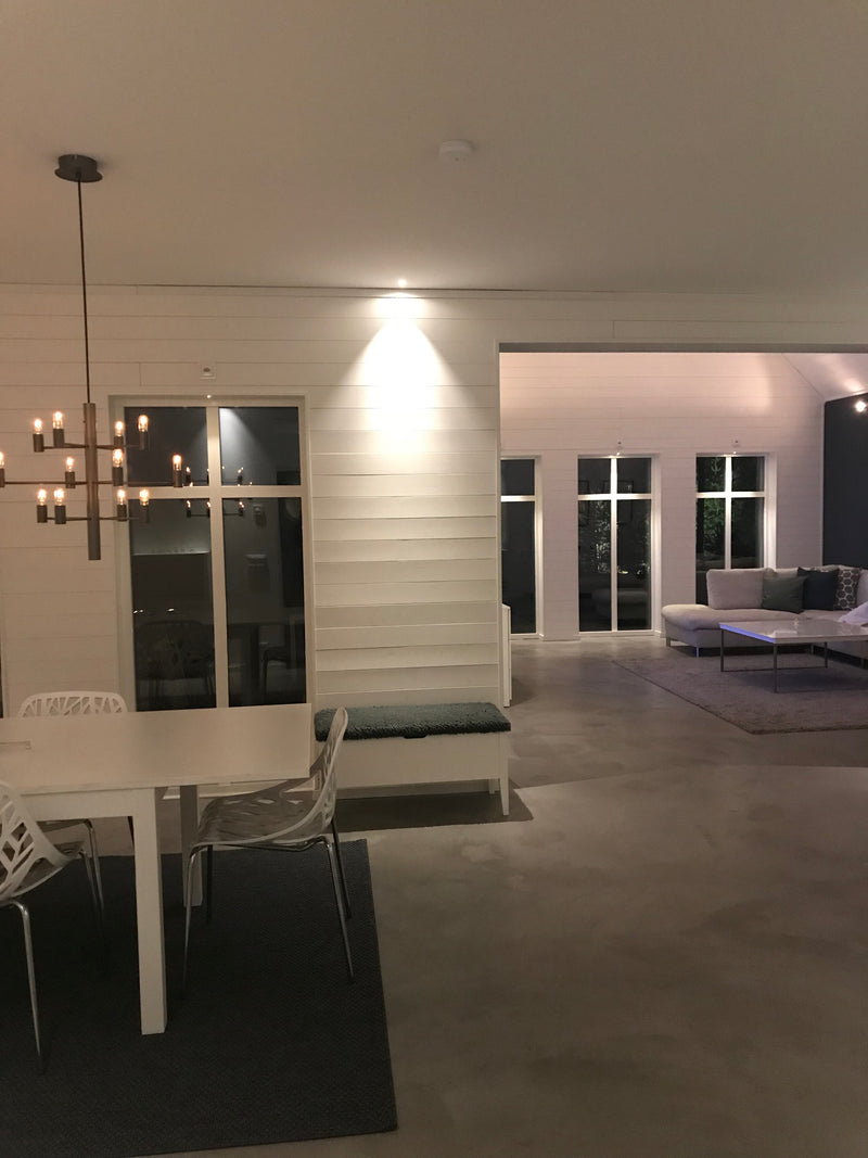 Golv i Ljusgrå microcement – vardagsrum, kväll, matbord