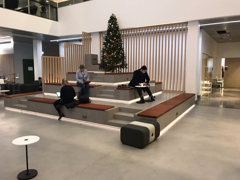 Golv i Betonggrå microcement – kontorslobby, julgran, trappa