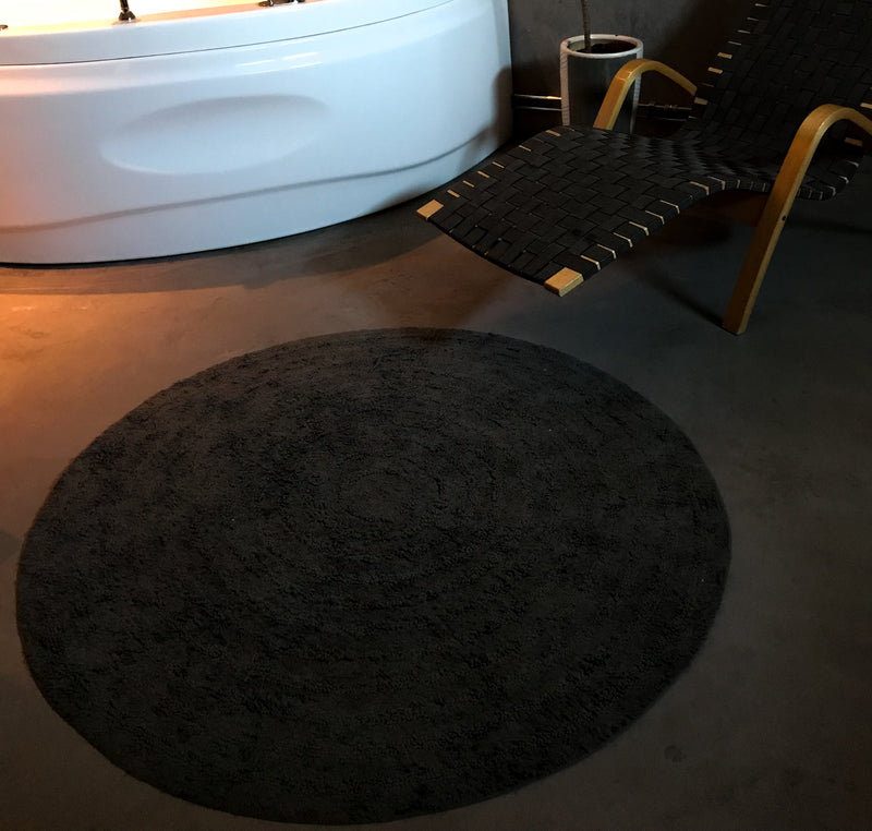 Golv i Mörkgrå microcement – badkar
