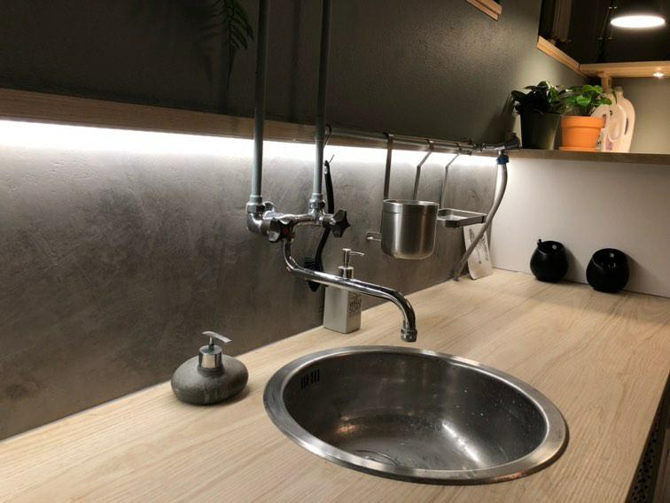 Vägg i Betonggrå microcement – kök, handfat, industriell, stil