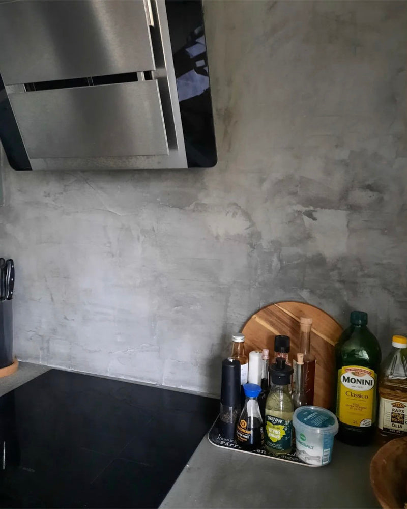 Vägg i Betonggrå microcement – kök, stänkskydd, spis