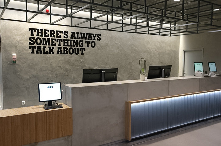 Vägg i Ljusgrå microcement – reception, kontor, text