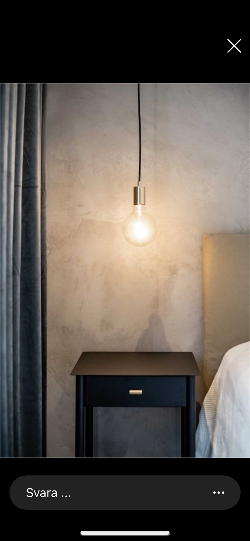Vägg i Gråbeige microcement – sovrum, hängande, lampa