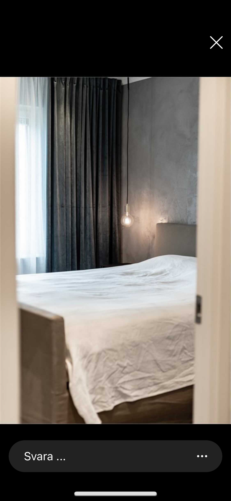 Vägg i Gråbeige microcement – sovrum, säng, pendellampa