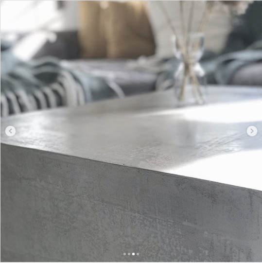 Interiör i Betonggrå microcement – soffbord, närbild, vardagsrum