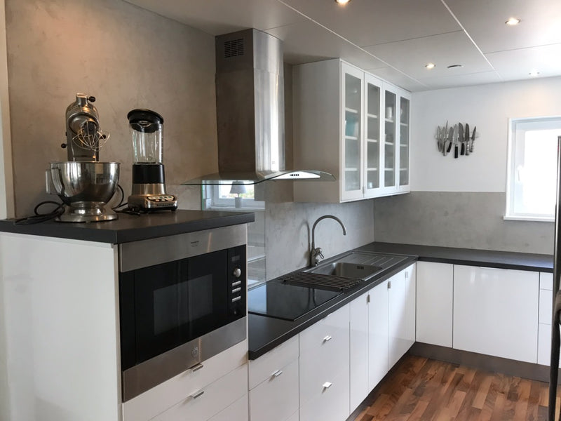 Vägg i Gråbeige microcement – kök, stänkskydd, vita, skåp