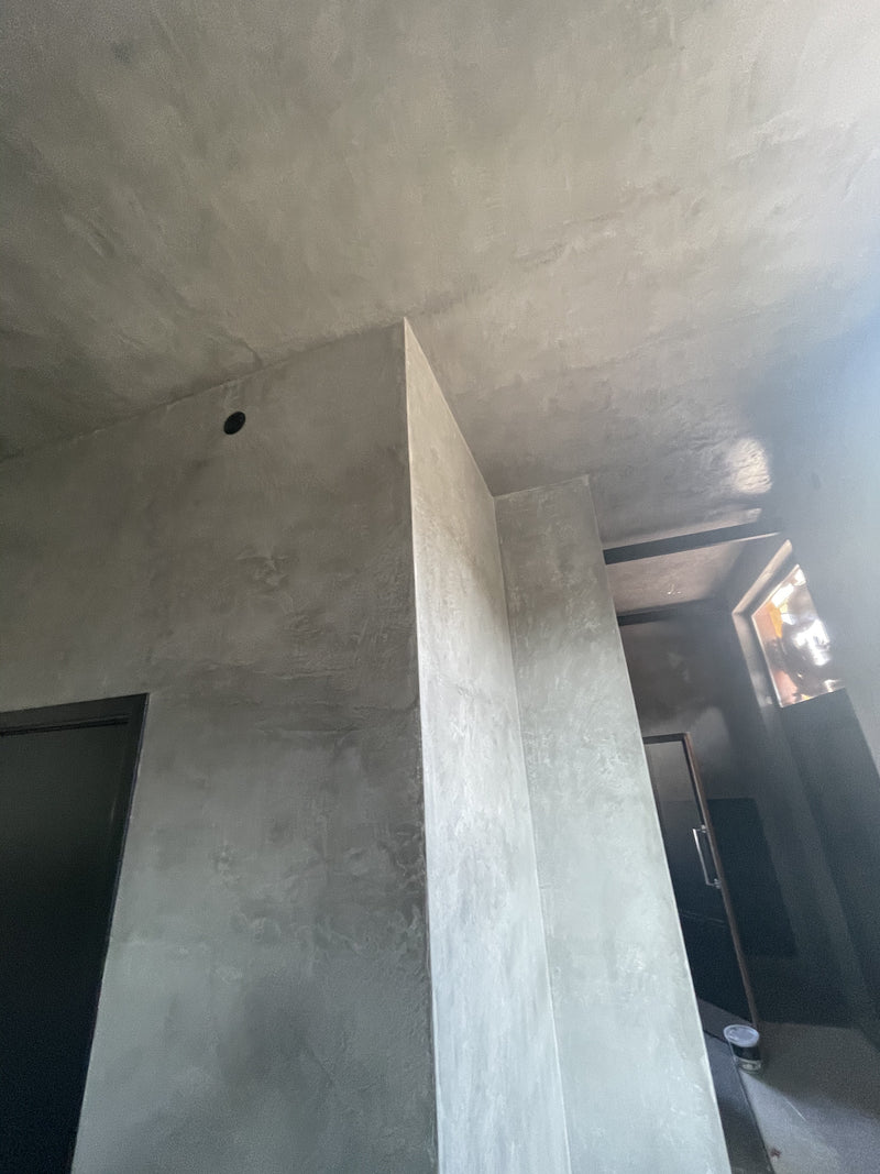 Vägg i Betonggrå microcement – tak, väggar