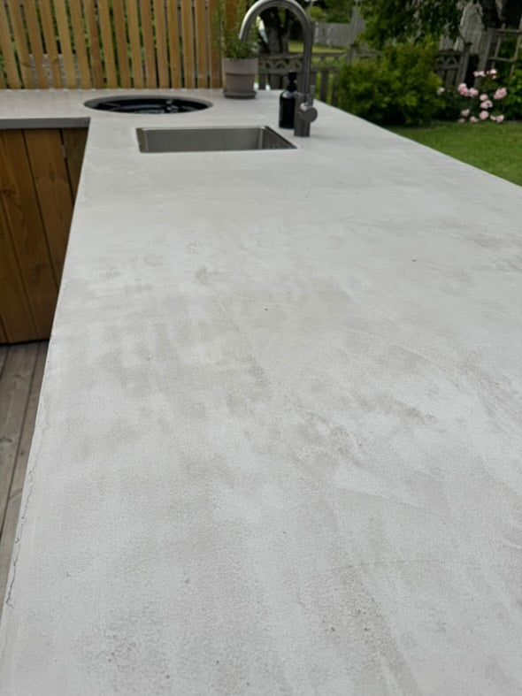 Utomhus i Sandvit microcement – utekök, diskbänk, trädgård