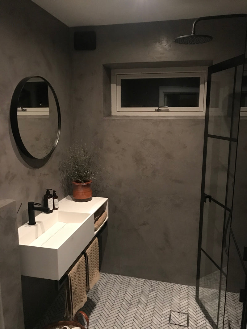 Badrum i mörkgrå microcement – handfat, ovanifrån