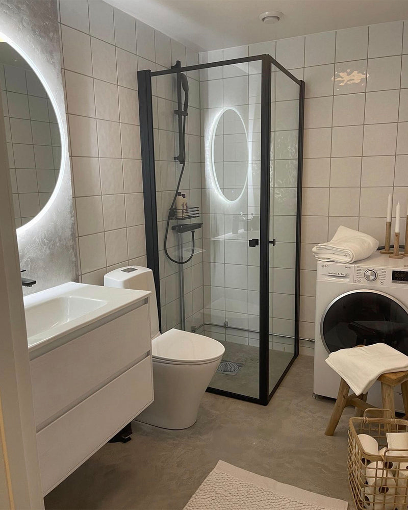Badrum i sandvit microcement – dusch, tvättmaskin