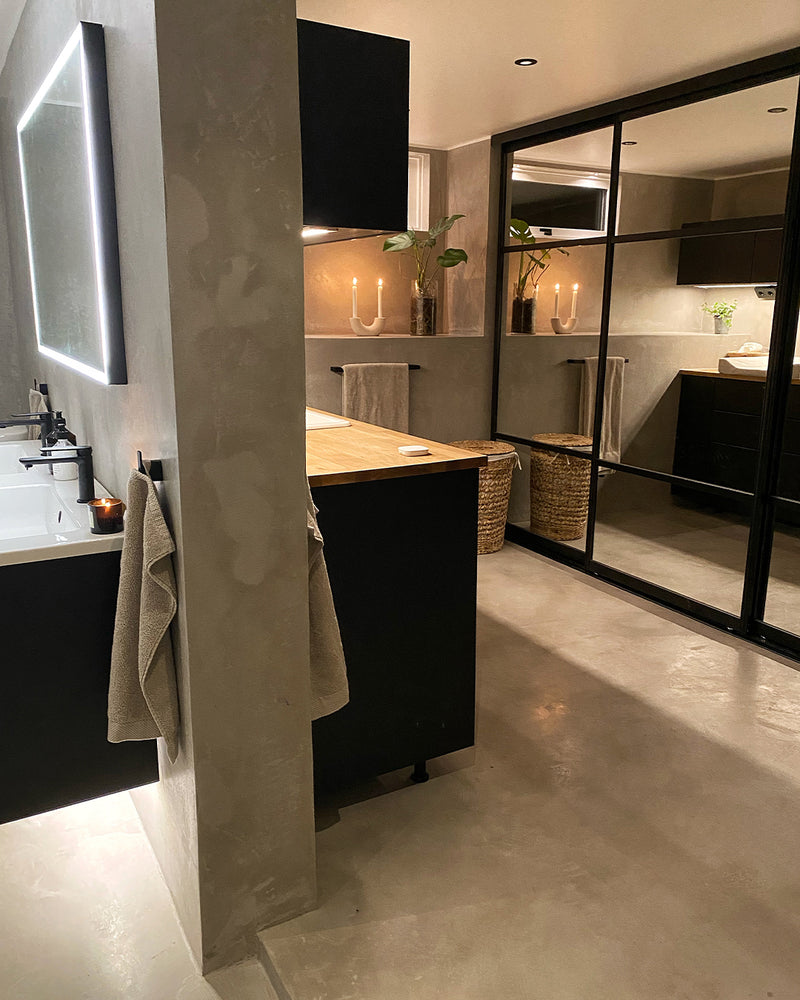 Badrum i mörkgrå microcement – tvättställ