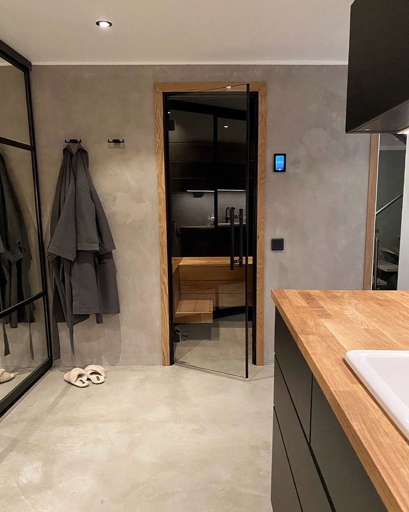 Badrum i ljusgrå microcement – bastu, trädetalj