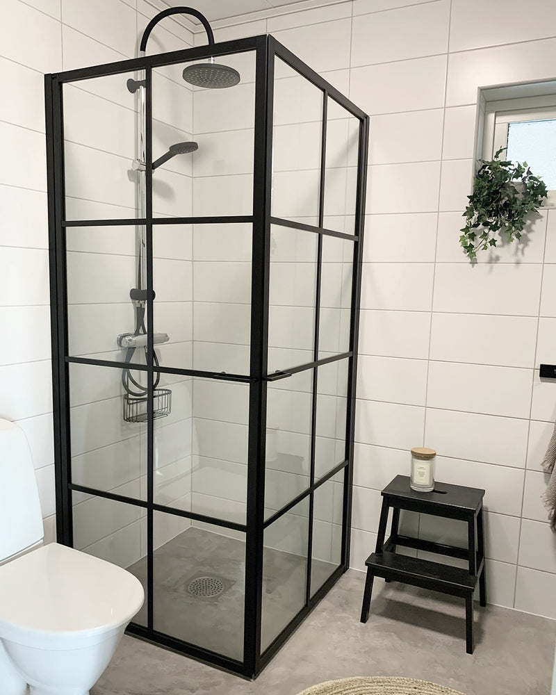 Badrum i sandvit microcement – dusch, glasdörr
