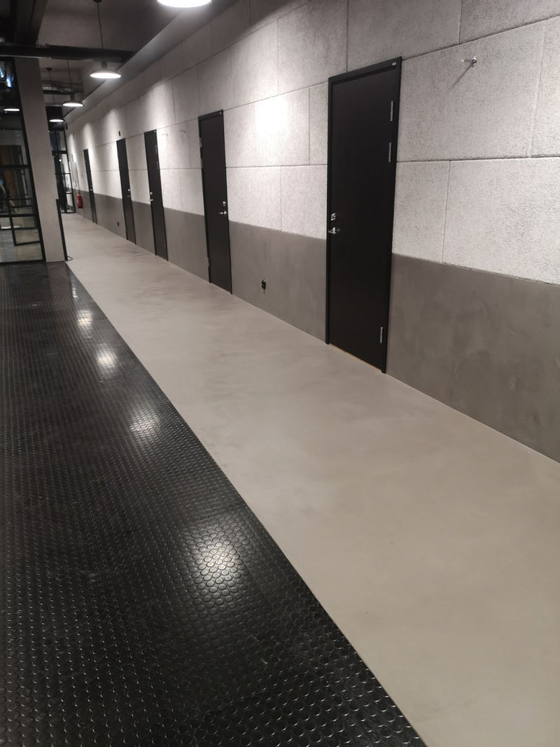 Golv i mörkgrå microcement – korridor, matta, dörrar