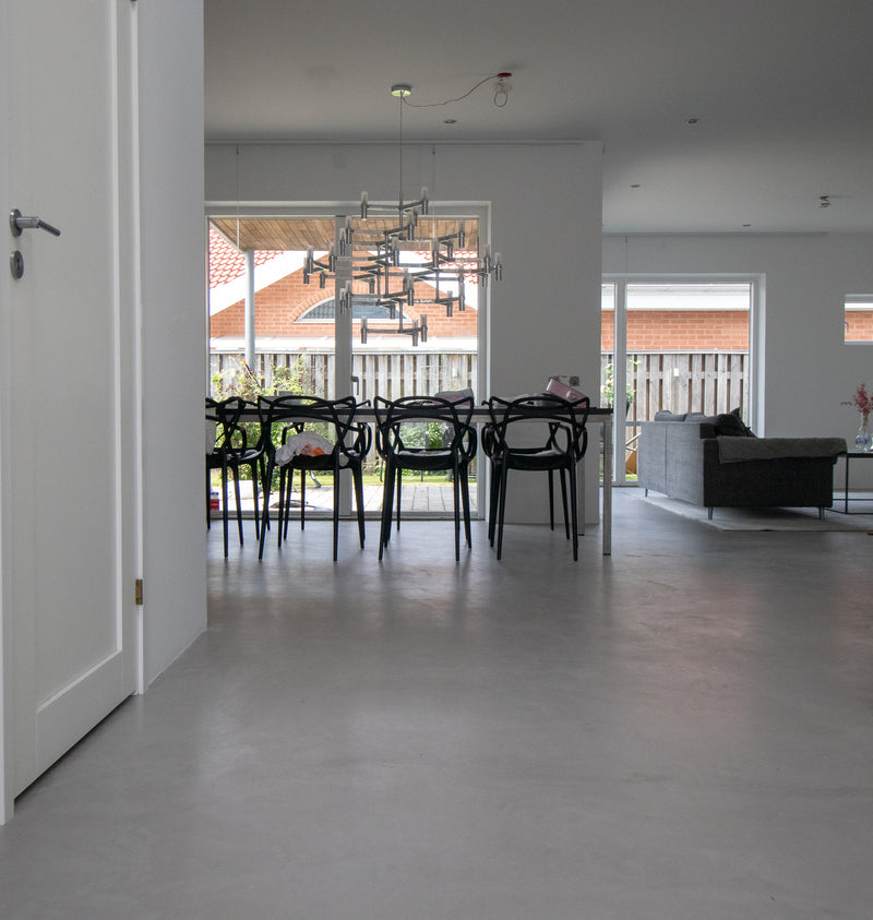 Golv i ljusgrå microcement – matplats, öppen planlösning