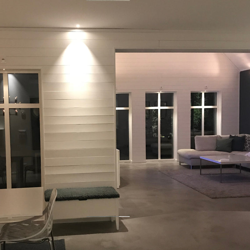 Golv i ljusgrå microcement – vardagsrum, panel, öppen planlösning