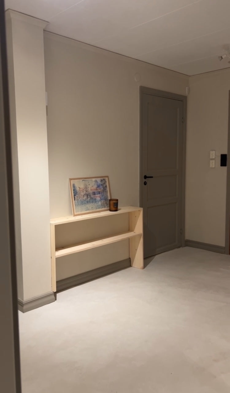 Golv i gråbeige microcement – hall, bänk, dörr