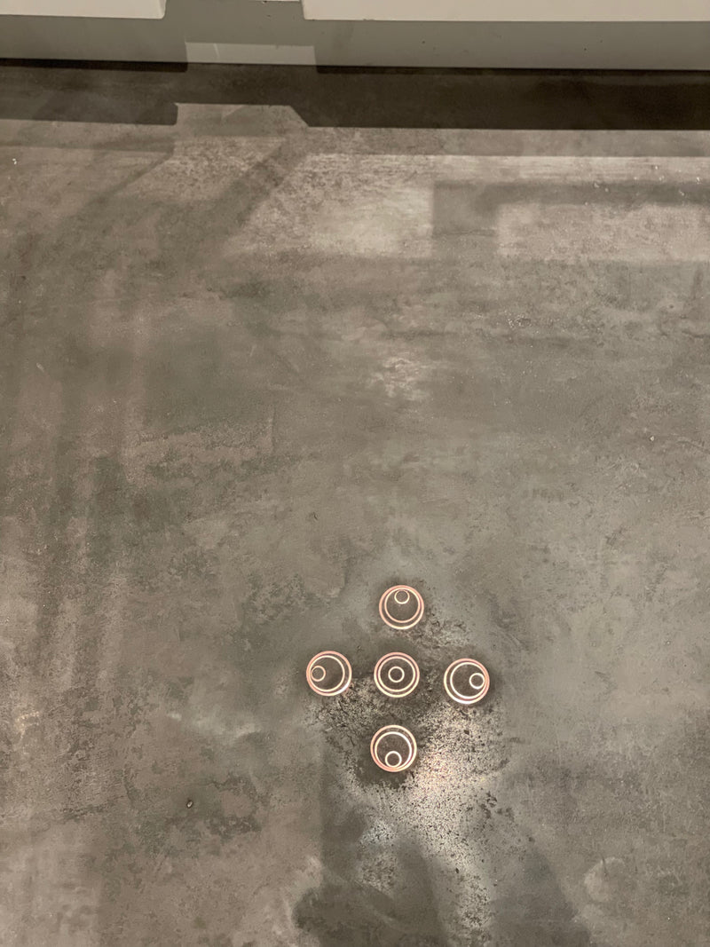 Golv i betonggrå microcement – golvbrunn, närbild