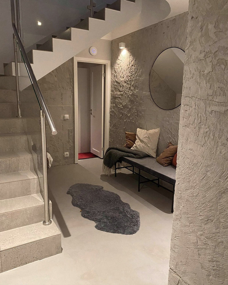Golv i mörkgrå microcement – trappa, hall