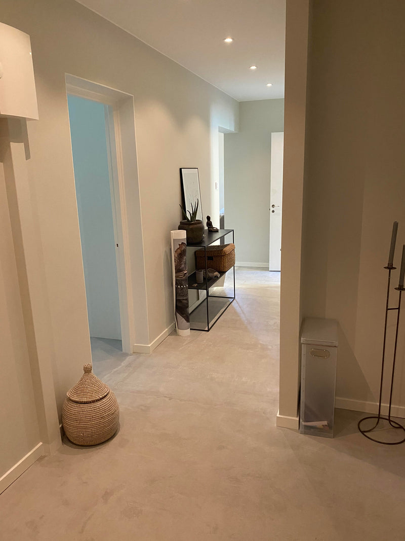 Golv i gråbeige microcement – hall, skåp, planta