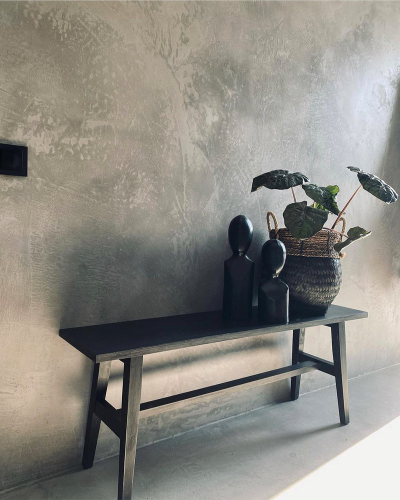 Vägg i mörkgrå microcement – bänk, krukor