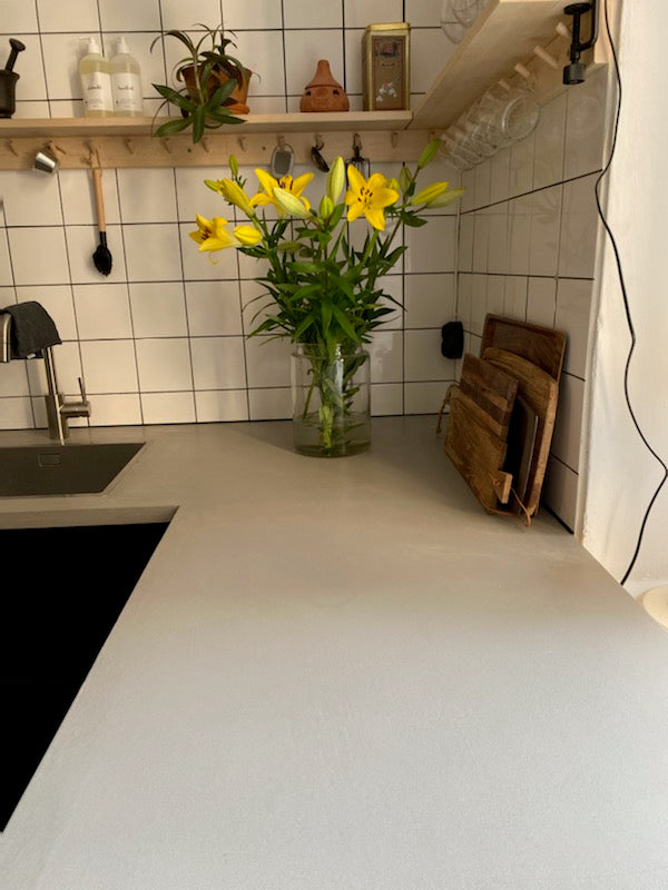 Bänkskiva i sandvit microcement – blommor