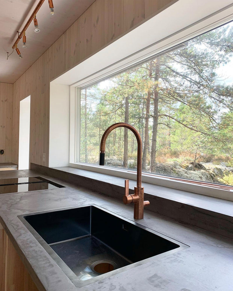 Bänkskiva i Övrigt microcement – diskho, koppardetaljer