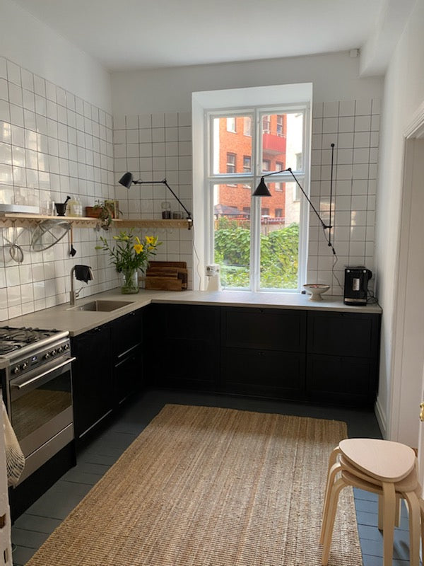 Kök i sandvit microcement – kaklad yta, blommor