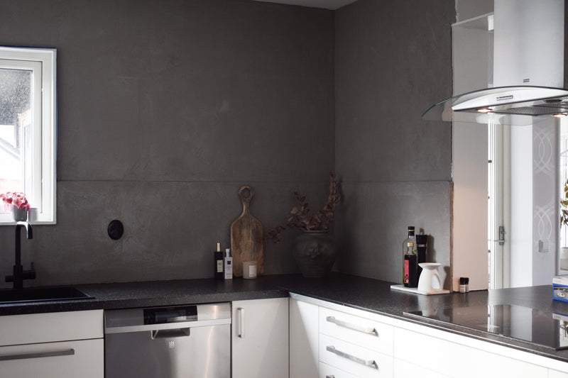 Kök i mörkgrå microcement – stänkskydd