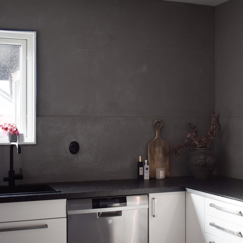 Kök i mörkgrå microcement – stänkskydd