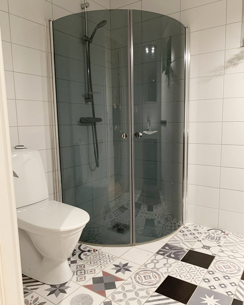 Golv renoverat med ljusgrå microcement - före