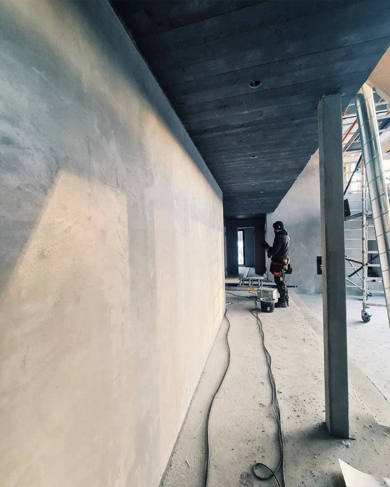 Badrum renoverat med mörkgrå microcement – dusch och våtrumsyta - före