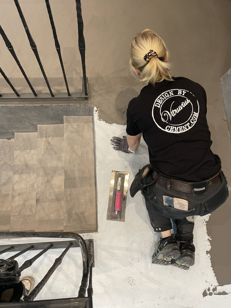 Interiör i betonggrå microcement – processbild, läggning, trappa