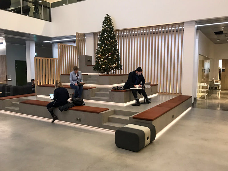 Interiör i ljusgrå microcement – loungeyta, bänk, julgran