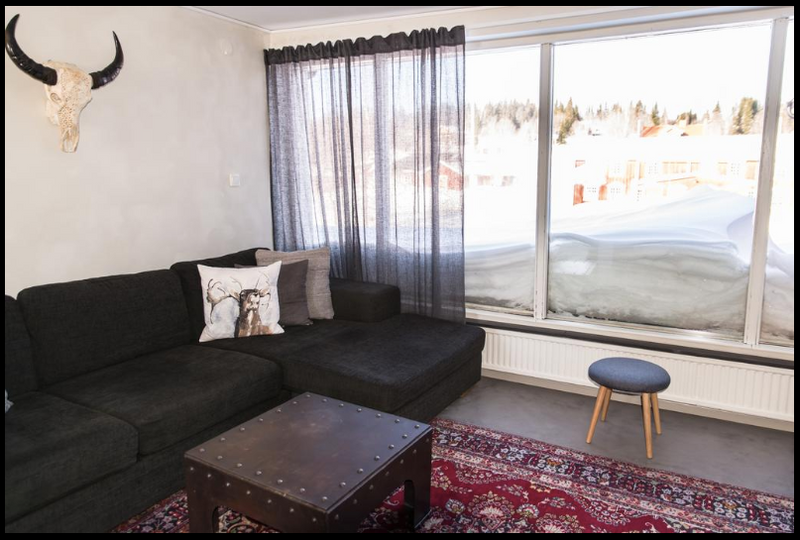 Vägg i svart microcement – vardagsrum, soffa, dekor