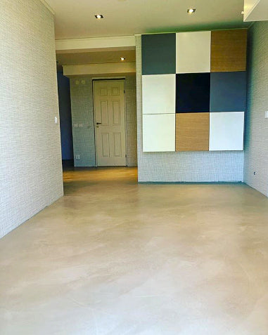 Golv i gråbeige microcement – hall, dörr