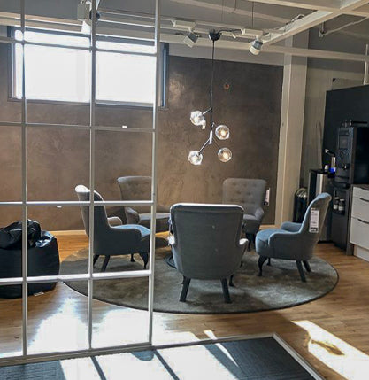 Renovering i mörkgrå microcement – loungeyta, väntrum, processbild