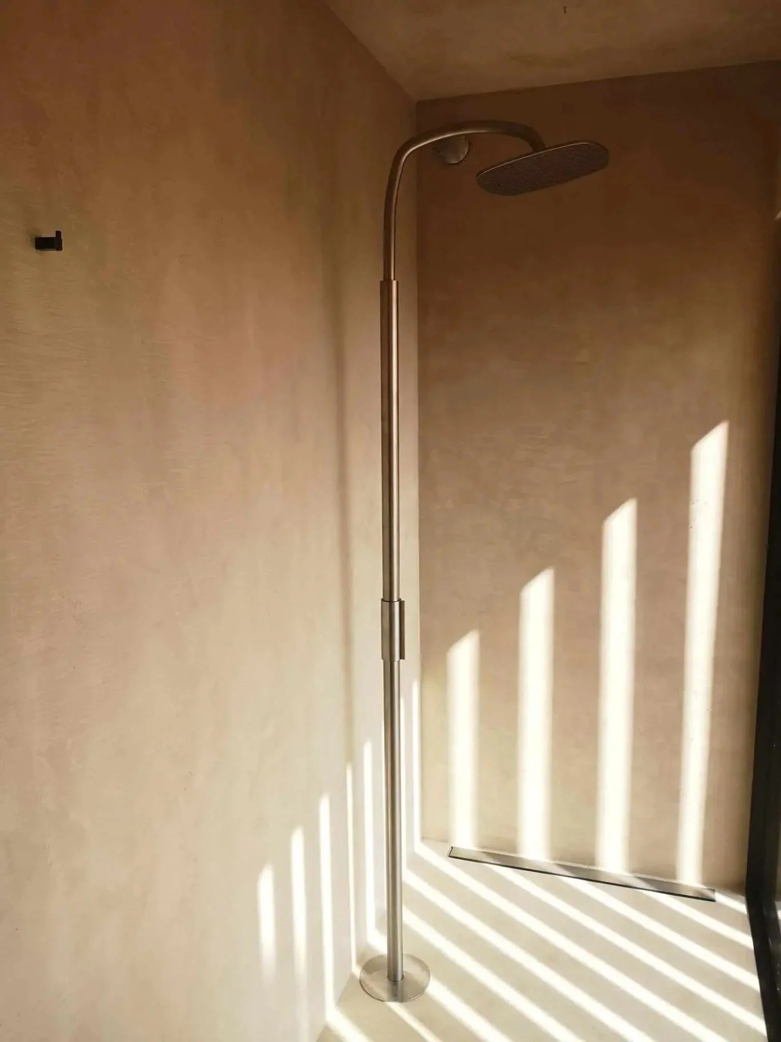 Modernt badrum med microcement på väggar och golv