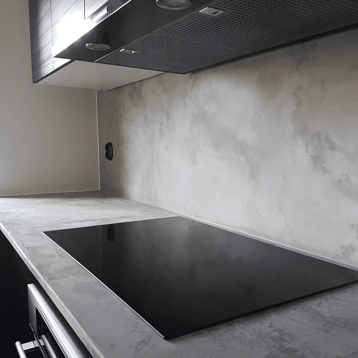 Microcement på bänkskiva med äkta betongkänsla i kök