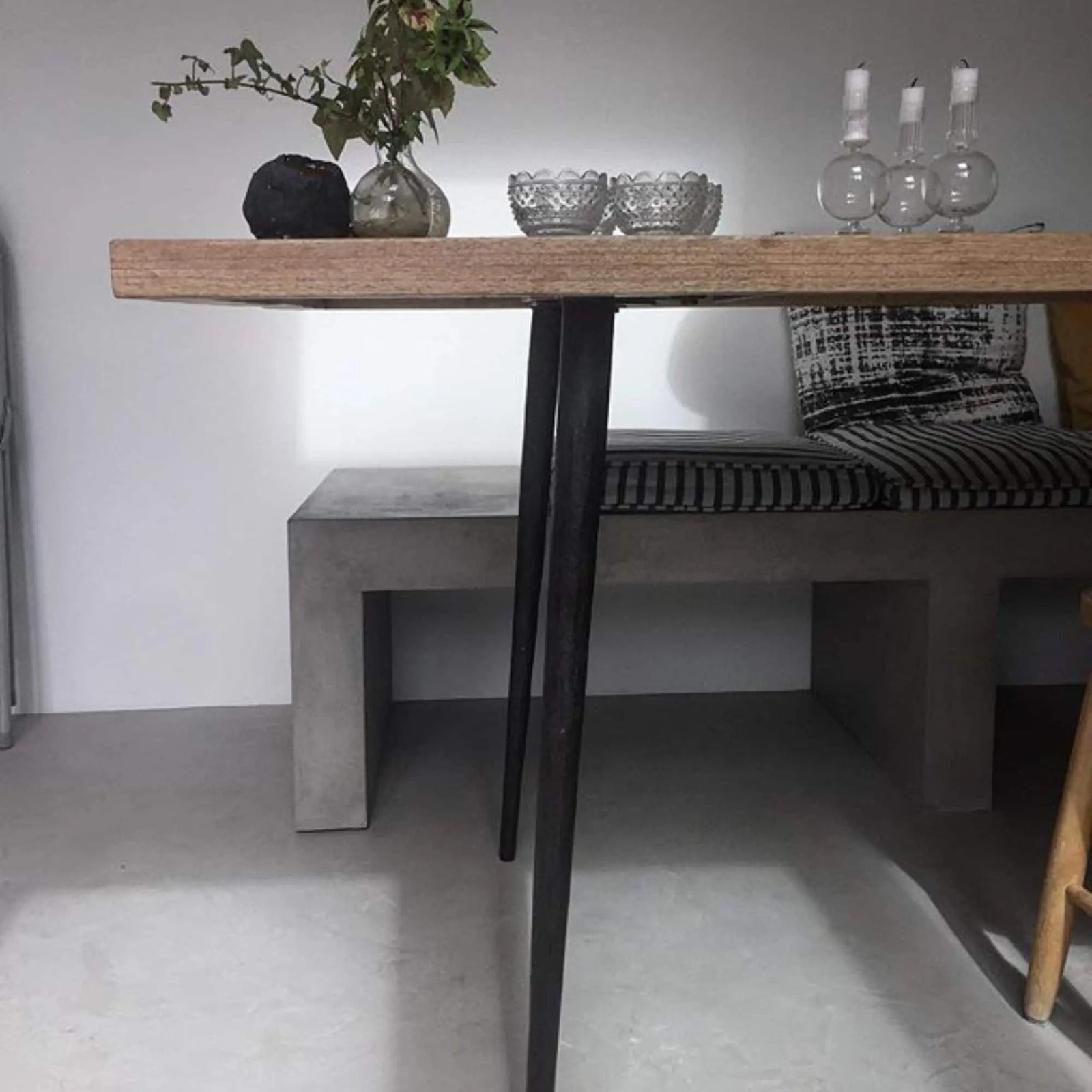 Microcement-golv i privatbostad med minimalistisk design