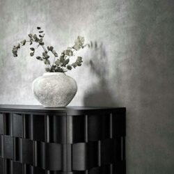 betongvägg av microcement med byrå på Gotland betonggrå