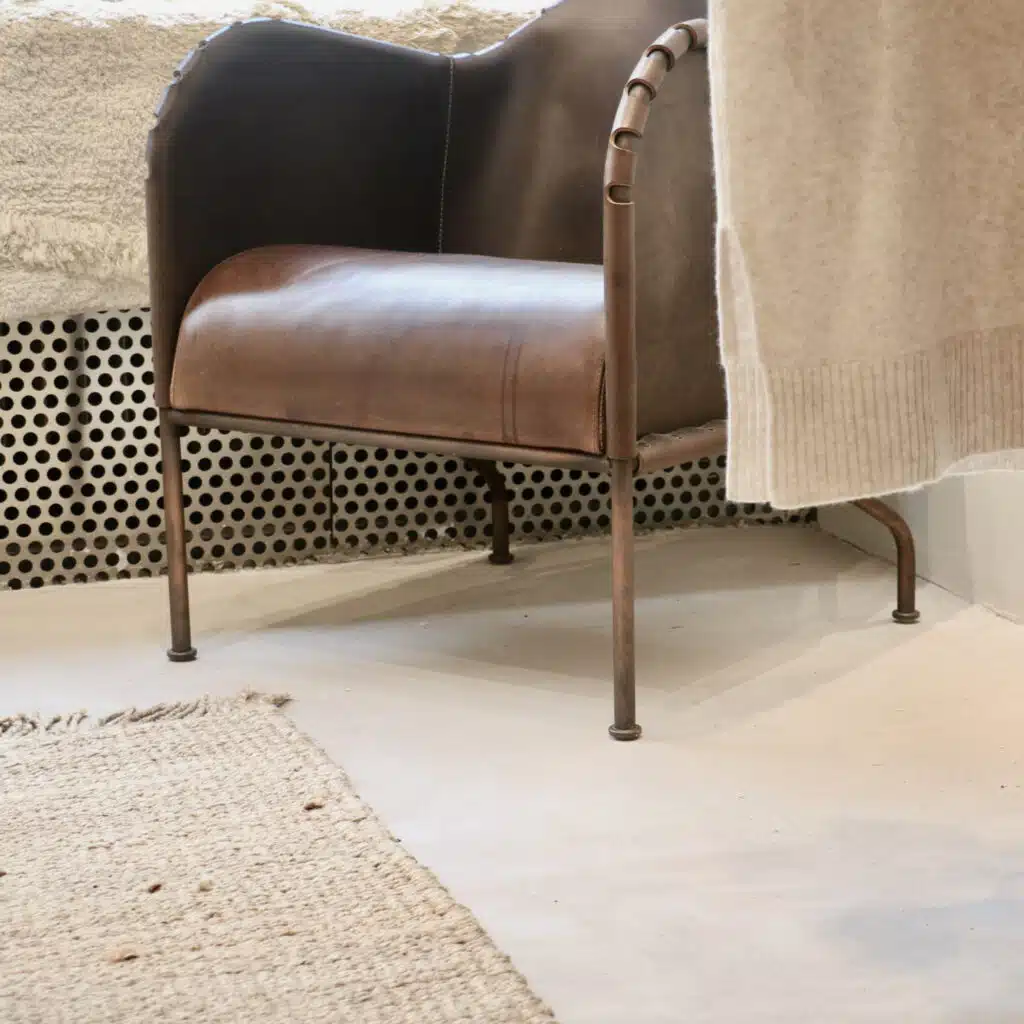 gråbeige microcement golv