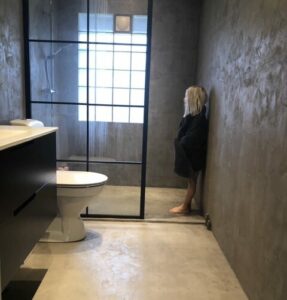 läcker bild med microcement i dusch med tätskikt i stockholm, mörkgrå